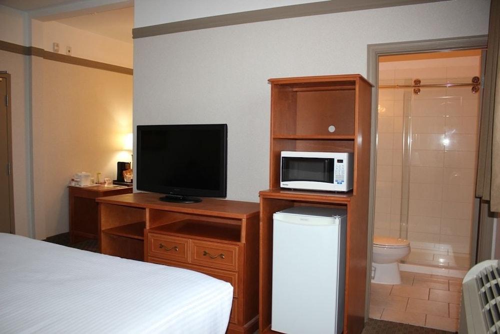 Hotel Ramada By Wyndham Edmonton South Exterior foto