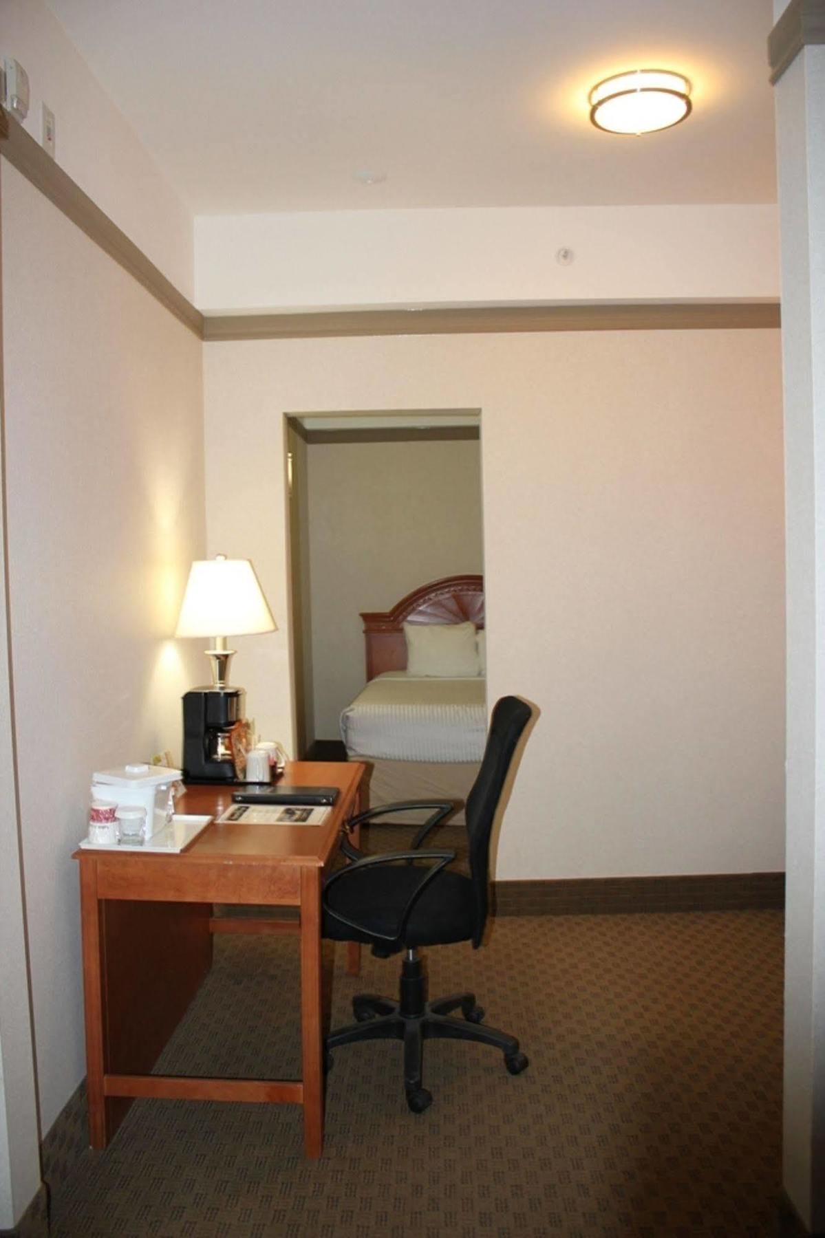 Hotel Ramada By Wyndham Edmonton South Exterior foto